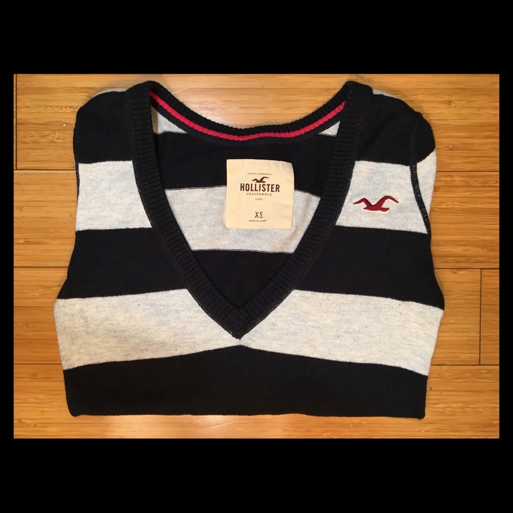 Hollister (XS) V-neck sweater